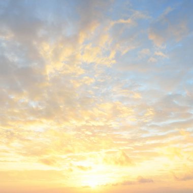 Açık mavi gökyüzü. Pembe ve altın rengi sirrus ve kümülüs bulutları fırtına üstüne, yumuşak güneş ışığı. Dramatik gün batımı bulutları. Meteoroloji, cennet, barış, grafik kaynakları, pitoresk panoramik manzara