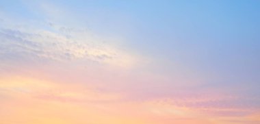 Açık mavi gökyüzü. Pembe ve altın renkli bulutlar. Gün doğumu. Dramatik bulut manzarası. Sanat, meteoroloji, cennet, umut, barış, grafik kaynakları, resimli panoramik manzara