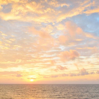 Gün batımında Baltık kıyılarından panoramik manzara. Dramatik bulutlar, parlayan bulutlar, fırtınadan sonra altın güneş ışığı. Doğa, çevre, iklim değişikliği, kararsız hava