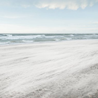 Gün batımında Baltık kıyısı. Açık günbatımı gökyüzü, parlayan bulutlar. Idyllic manzara. Doğa, tatiller, eğlence. Çevre turizmi. Panoramik görünüm