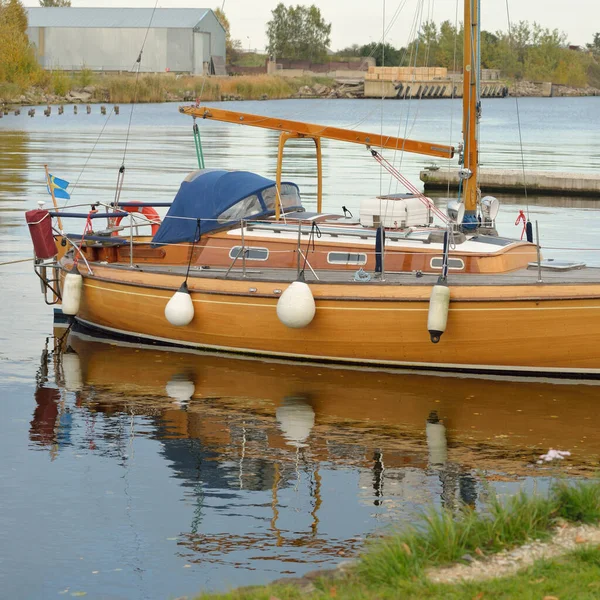 Modern Classic Wooden Swedish Cruising Sailboat Moored Pier Yacht Marina — Stok fotoğraf