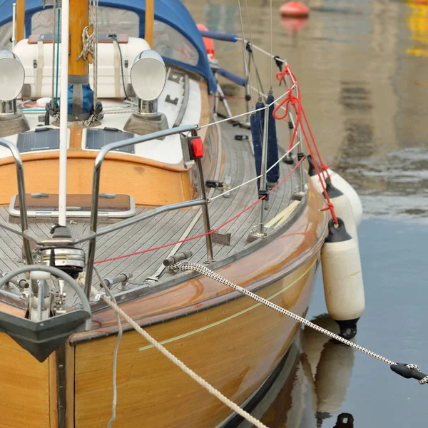 现代经典的木制瑞典游轮停泊在游艇码头上 休闲活动 航海主题 — 图库照片