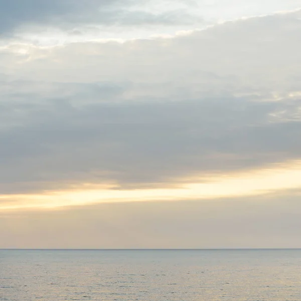日没時にバルト海沿岸からのパノラマの航空ビュー 劇的な雲 輝く雲 嵐の後の黄金の太陽 気候変動 悪天候 — ストック写真