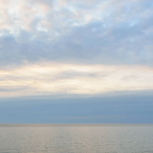 Panoramisch Uitzicht Vanuit Oostzee Bij Zonsondergang Dramatische Wolkenlandschap Gloeiende Wolken — Stockfoto