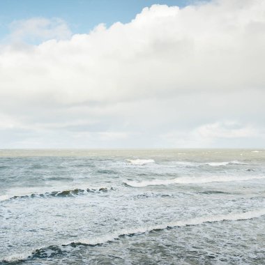 Fırtınadan sonra dramatik günbatımı bulutları altında Baltık Denizi. Dalgalar, su sıçratma. Destansı deniz manzarası. Kasırga, fırtına, sert hava, meteoroloji, ekoloji, iklim değişikliği, doğal olaylar