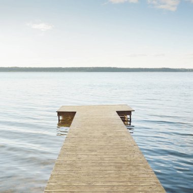 Orman nehri (göl) güneşli bir günde. Ahşap iskele. Clea gökyüzü, kristal berrak suda yansıyor. Idyllic manzara, kırsal manzara. Doğa, ekoloji, eko-turizm, yürüyüş, ekoloji beldesi, yerel turizm