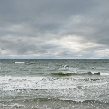 Fırtına sırasında Baltık Denizi. Dramatik gökyüzü, karanlık, parlak bulutlar. Dalgalar, su sıçramaları. Idyllic deniz manzarası. İklim değişikliği, doğa, kararsız hava, ekoloji