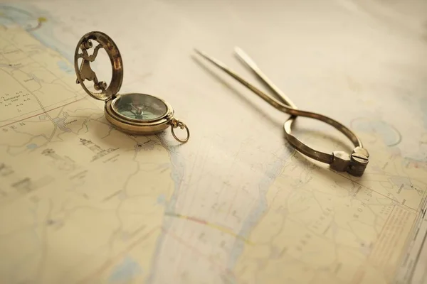 Antik Messing Trennsättel Nautische Navigationskarte Werkzeug Kompass Sonnenuhr Weiße Karte — Stockfoto