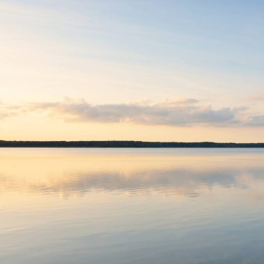 Orman Gölü (nehir) gün batımında. Parlayan bulutlar, berrak bir sudaki simetri yansımaları. Idyllic manzara. Resimli panoramik manzara. Saf doğa, ekoloji, ekolojik rezerv, eko-turizm.