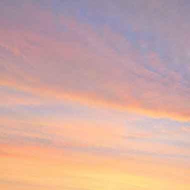 Parlayan pembe, altın rengi sirrus ve kümülüs bulutlarıyla açık mavi gökyüzü. Gün doğumu. Dramatik bulut manzarası. Sanat, meteoroloji, cennet, umut, barış, grafik kaynakları, resimli panoramik manzara