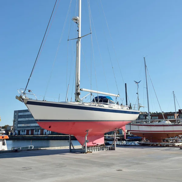 Cruising Sailboat Standing Land Yacht Marina Transportation Nautical Vessel Repair — Stockfoto