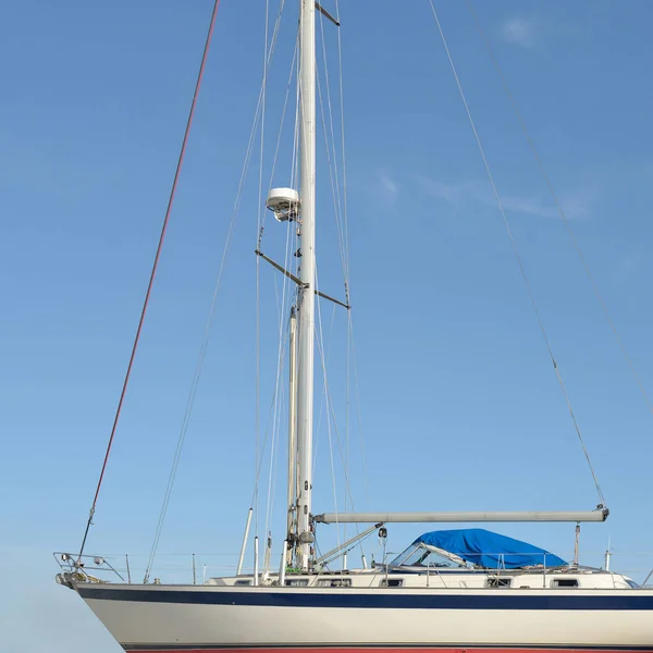 Fuß Kreuzendes Segelboot Das Land Einem Yachthafen Steht Transport Nautische — Stockfoto