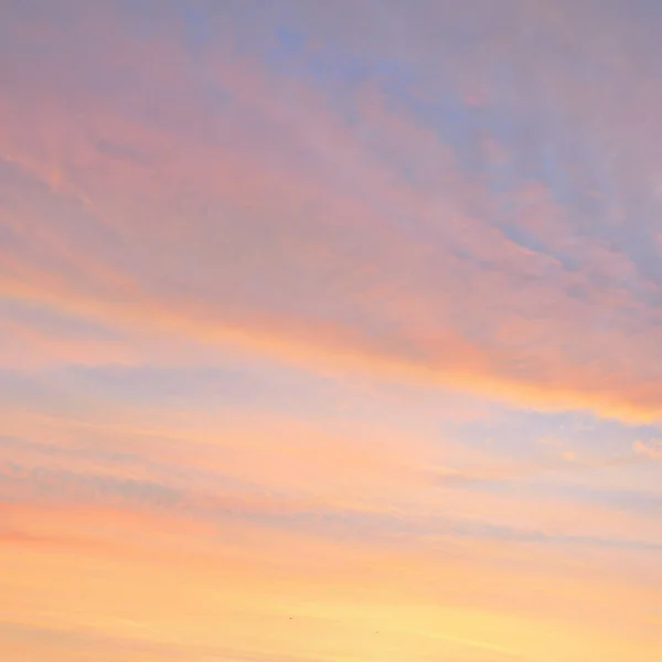 Clear Blue Sky Glowing Pink Golden Cirrus Cumulus Clouds Sunrise — Zdjęcie stockowe