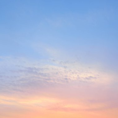 Açık mavi gökyüzü. Pembe ve altın renkli bulutlar. Gün doğumu. Dramatik bulut manzarası. Sanat, meteoroloji, cennet, umut, barış, grafik kaynakları, resimli panoramik manzara