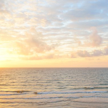 Gün batımında Baltık kıyılarından panoramik manzara. Dramatik bulutlar, parlayan bulutlar, fırtınadan sonra altın güneş ışığı. Doğa, çevre, iklim değişikliği, kararsız hava