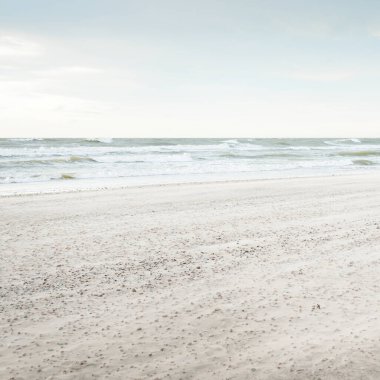 Gün batımında Baltık kıyısı. Açık günbatımı gökyüzü, parlayan bulutlar. Idyllic manzara. Doğa, tatiller, eğlence. Çevre turizmi. Panoramik görünüm