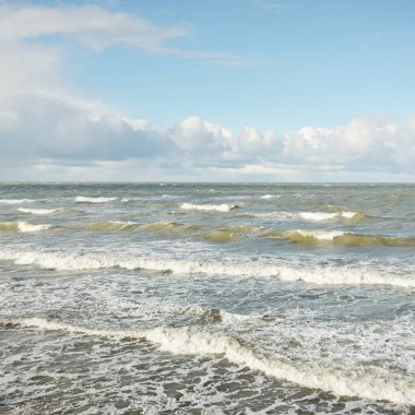 Fırtınadan sonra dramatik günbatımı bulutları altında Baltık Denizi. Dalgalar, su sıçratma. Destansı deniz manzarası. Kasırga, fırtına, sert hava, meteoroloji, ekoloji, iklim değişikliği, doğal olaylar