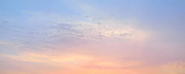 Cielo Azul Claro Nubes Rosadas Doradas Amanecer Paisaje Nublado Dramático — Foto de Stock