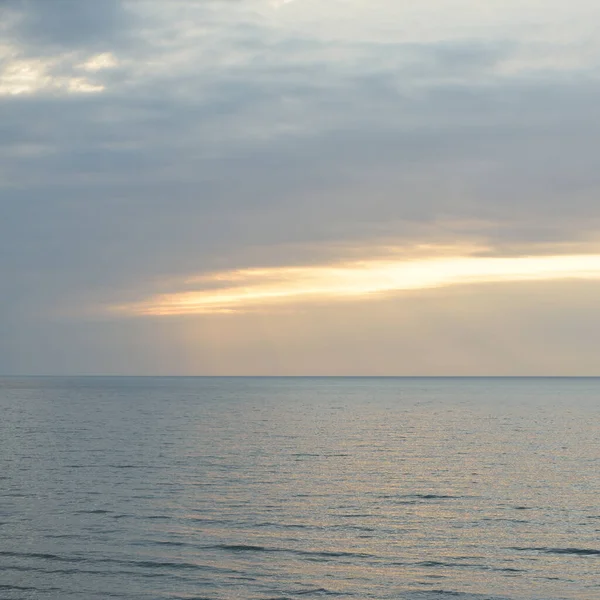 日落时从波罗的海海岸俯瞰全景 戏剧化的云彩 闪耀的云彩 风暴过后金色的阳光 气候变化 变化无常的天气 — 图库照片