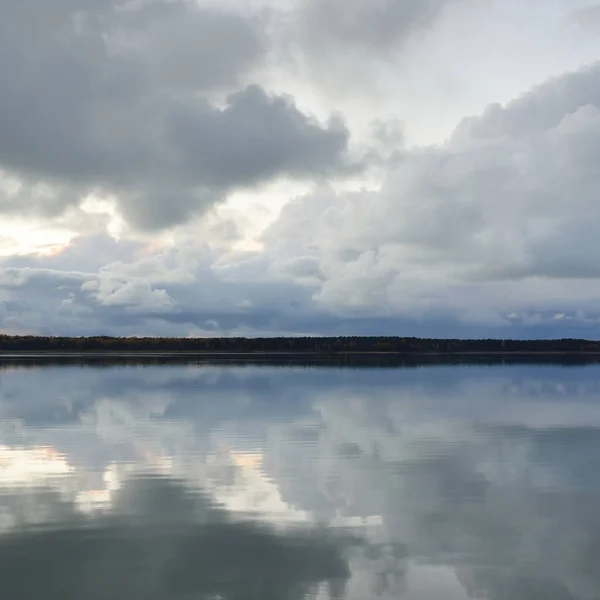 Лесная Река Озеро Закате Драматическое Небо Темные Светящиеся Облака Симметричные — стоковое фото