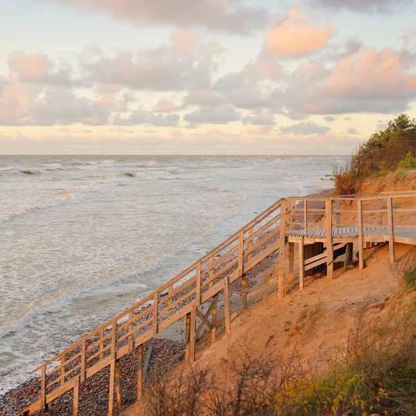 Baltské Moře Při Západu Slunce Moder Dřevěná Lávka Promenáda Písečné — Stock fotografie