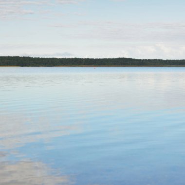 Orman nehri (göl) güneşli bir günde. Clea gökyüzü, kristal berrak suda yansıyor. Idyllic manzara, kırsal manzara. Doğa, ekoloji, eko-turizm, yürüyüş, ekoloji beldesi, yerel turizm