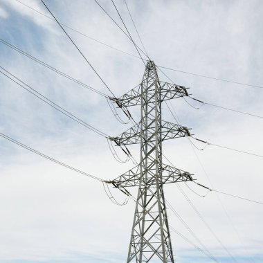 Elektrik güç hattı. Dramatik bir gökyüzü. Şehir manzarası kavramı. Enerji, enerji üretimi, ekipman, endüstri, çevresel hasar, kirlilik, ekoloji, arz, altyapı