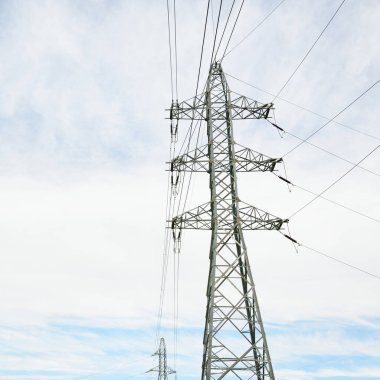 Elektrik güç hattı. Dramatik bir gökyüzü. Şehir manzarası kavramı. Enerji, enerji üretimi, ekipman, endüstri, çevresel hasar, kirlilik, ekoloji, arz, altyapı