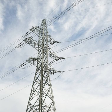 Elektrik güç hattı. Dramatik bir gökyüzü. Şehir manzarası kavramı. Enerji, enerji üretimi, ekipman, endüstri, çevresel hasar, kirlilik, ekoloji, arz, altyapı