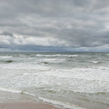 Fırtına sırasında Baltık Denizi. Dramatik gökyüzü, karanlık, parlak bulutlar. Dalgalar, su sıçramaları. Idyllic deniz manzarası. İklim değişikliği, doğa, kararsız hava, ekoloji