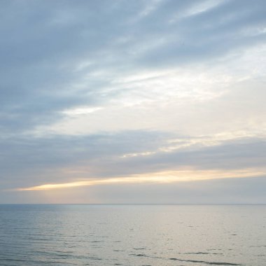 Gün batımında Baltık kıyılarından panoramik hava manzarası. Dramatik bulutlar, parlayan bulutlar, fırtınadan sonra altın güneş ışığı. Doğa, çevre, iklim değişikliği, kararsız hava