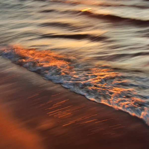 Meereswellen Und Spritzer Textur Bunter Himmel Der Sich Wasser Spiegelt — Stockfoto