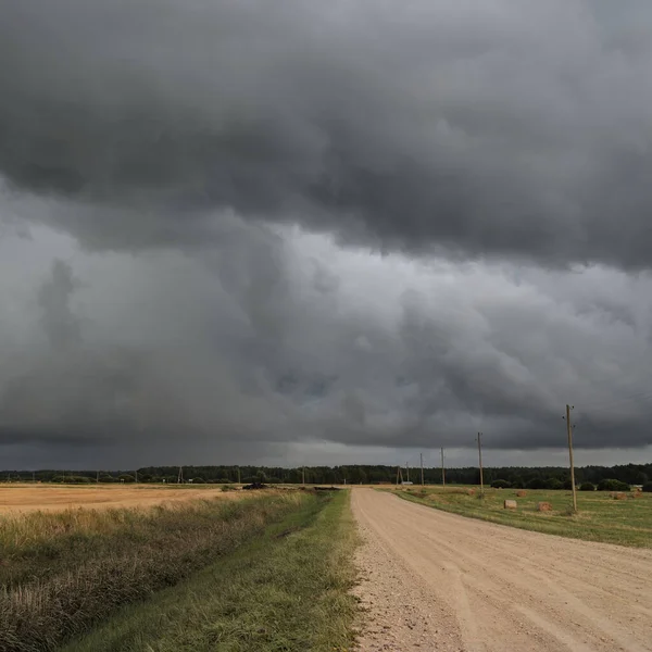 폭풍우가 몰아치는 관통하는 시골길이었다 먹구름 스러운 — 스톡 사진
