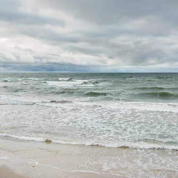 Fırtına sırasında Baltık Denizi. Dramatik gökyüzü, karanlık, parlak bulutlar. Dalgalar, su sıçramaları. Idyllic deniz manzarası. İklim değişikliği, doğa, kararsız hava, ekoloji