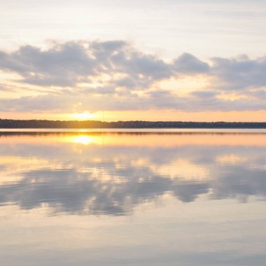 Orman Gölü (nehir) gün batımında. Parlayan bulutlar, berrak bir sudaki simetri yansımaları. Idyllic manzara. Resimli panoramik manzara. Saf doğa, ekoloji, ekolojik rezerv, eko-turizm.