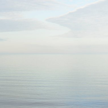 Güneşli bir günde Baltık Denizi kıyısı. Gökyüzü açık. Idyllic deniz manzarası. Doğa, tatiller, eğlence. Çevre turizmi. Panoramik görünüm