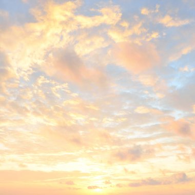 Açık mavi gökyüzü. Pembe ve altın rengi sirrus ve kümülüs bulutları fırtına üstüne, yumuşak güneş ışığı. Dramatik gün batımı bulutları. Meteoroloji, cennet, barış, grafik kaynakları, pitoresk panoramik manzara