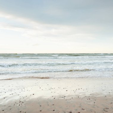 Gün batımında Baltık kıyısı. Açık günbatımı gökyüzü, parlayan bulutlar. Idyllic manzara. Doğa, tatiller, eğlence. Çevre turizmi. Panoramik görünüm