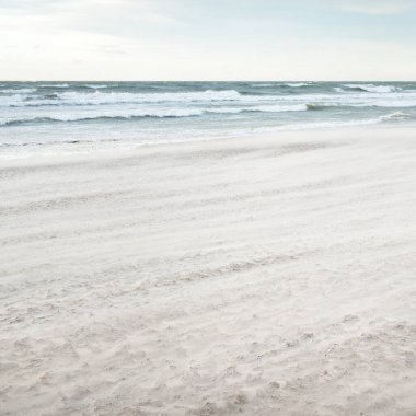 Gün batımında Baltık kıyısı. Açık günbatımı gökyüzü, parlayan bulutlar. Idyllic manzara. Doğa, tatiller, eğlence. Çevre turizmi. Panoramik görünüm