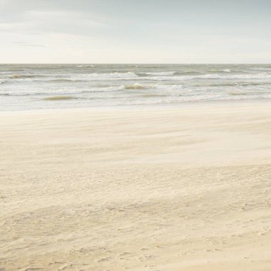 Gün batımında Baltık kıyısı. Açık günbatımı gökyüzü, parlayan bulutlar. Idyllic manzara. Doğa, tatiller, eğlence. Çevre turizmi. Panoramik görünüm