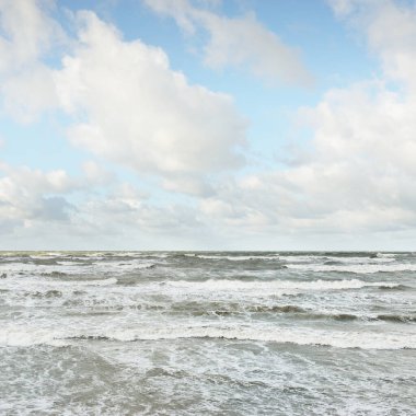 Fırtınadan sonra Baltık kıyıları (kum tepeleri, plaj). Dramatik gökyüzü, parlayan bulutlar. Resimli panoramik manzara. Doğa, çevre, ekoloji, eko-turizm, yürüyüş, keşif kavramları