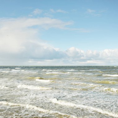 Fırtınadan sonra dramatik günbatımı bulutları altında Baltık Denizi. Dalgalar, su sıçratma. Destansı deniz manzarası. Kasırga, fırtına, sert hava, meteoroloji, ekoloji, iklim değişikliği, doğal olaylar