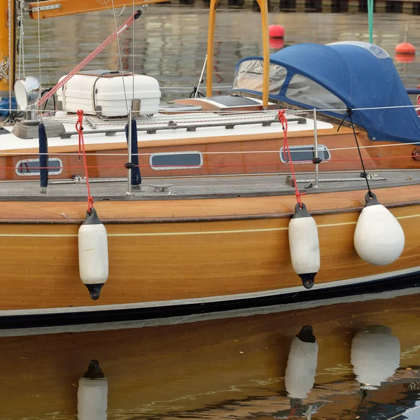 Moderno Classico Legno Svedese Barca Vela Crociera Ormeggiata Molo Porto — Foto Stock