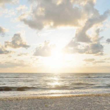 Gün batımında Baltık kıyılarından panoramik manzara. Dramatik bulutlar, parlayan bulutlar, fırtınadan sonra altın güneş ışığı. Doğa, çevre, iklim değişikliği, kararsız hava