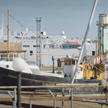 Eski bir ahşap klasik Kuzey Denizi balıkçı teknesi yat limanındaki bir rıhtıma demirlemiş. Denizcilik gemisi, ulaşım, geleneksel zanaat, sanayi