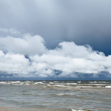 Fırtınadan sonra Baltık Denizi. Koyu mavi gökyüzü, çarpıcı parlayan bulutlar. Deniz manzarası, bulutlar, doğa. Panoramik manzara. Ekoloji, iklim değişikliği, hava durumu, tehlike