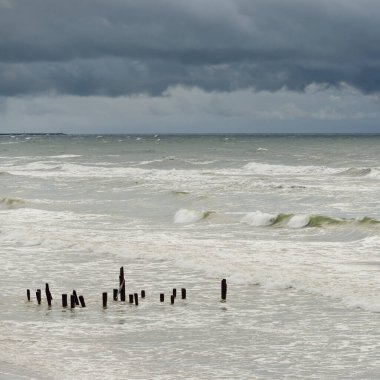 Fırtına sırasında Baltık Denizi. Dramatik gökyüzü, karanlık, parlak bulutlar. Dalgalar, su sıçramaları. Idyllic deniz manzarası. İklim değişikliği, doğa, kararsız hava, ekoloji