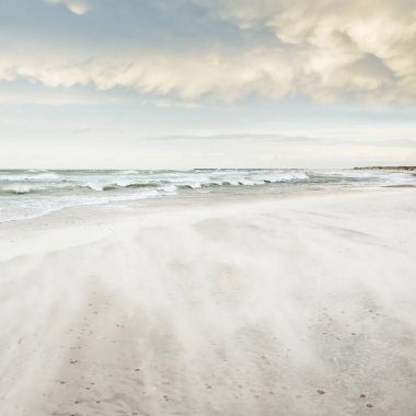 Gün batımında Baltık kıyısı. Açık günbatımı gökyüzü, parlayan bulutlar. Idyllic manzara. Doğa, tatiller, eğlence. Çevre turizmi. Panoramik görünüm