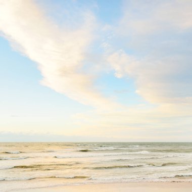Gün batımında Baltık kıyısı. Açık günbatımı gökyüzü, parlayan bulutlar. Idyllic manzara. Doğa, tatiller, eğlence. Çevre turizmi. Panoramik görünüm