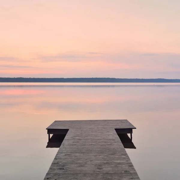 Forest Lake Sunset Wooden Pier Soft Sunlight Glowing Clouds Symmetry — Foto Stock